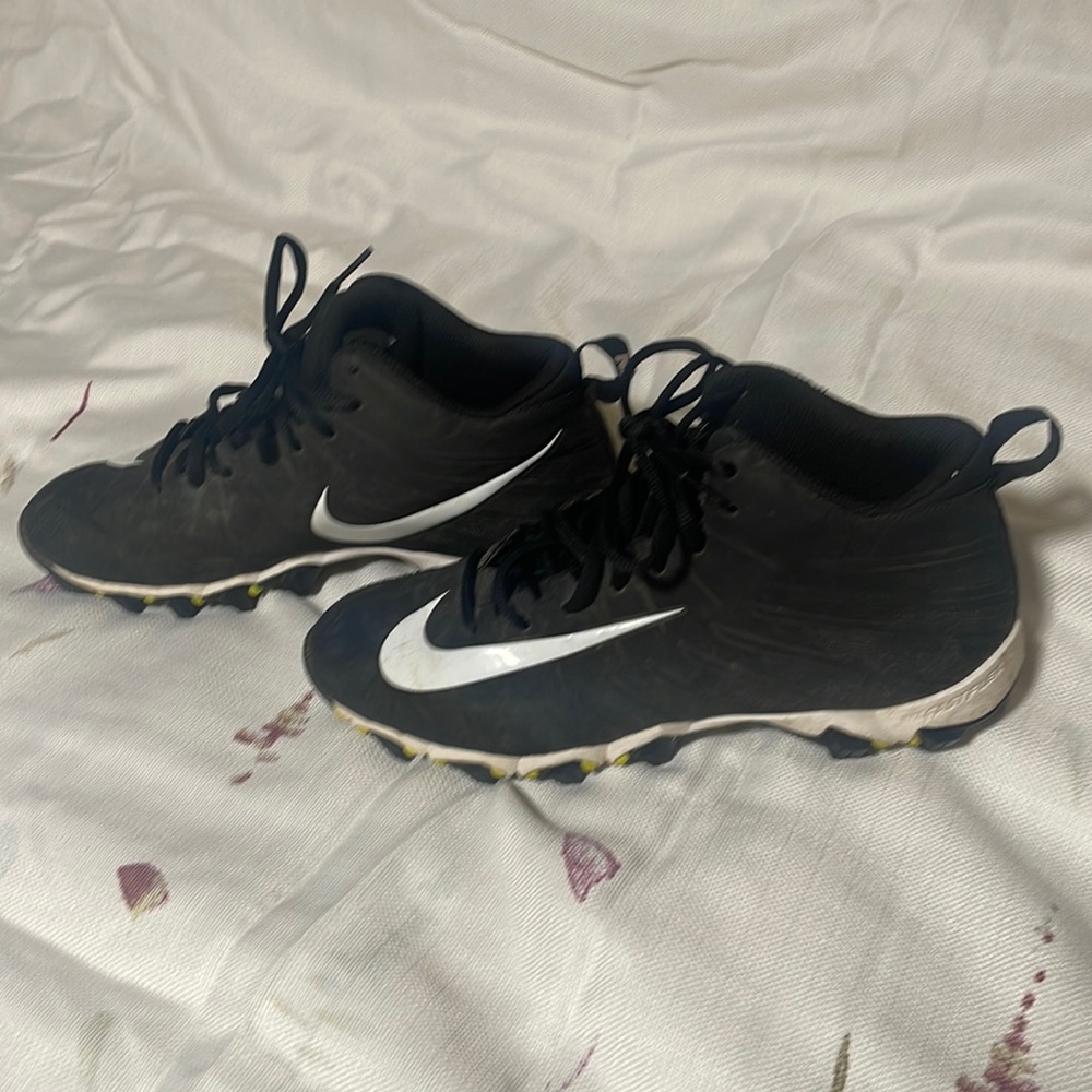 Men’s size 8 Nike soccer shoes.